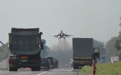 Украинские истребители показали, как садятся на автотрассу: появились фото
