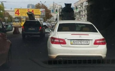 В Киеве засекли опасного водителя на Mercedes: опубликованы фото
