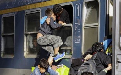 ЕС либо терпит поток мигрантов, либо его контролирует - глава МИД Италии