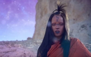 Американська співачка в новому кліпі перевтілилася в прибульця: опубліковано відео