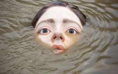 Статуя тонущей девушки вызвала ажиотаж в испанском Бильбао