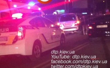 В Киеве водитель элитного автомобиля сбил двух человек: появились фото