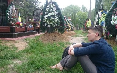 Савченко прийшла на могили загиблих друзів: з'явилися фото