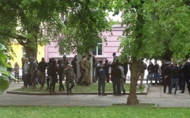 Во Львове произошли стычки из-за памятника коммунисту: появились фото, видео и подробности