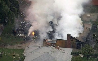 В США самолет рухнул на жилые дома: появилось видео с места событий
