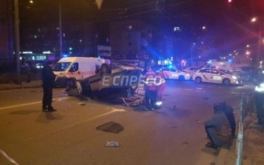 У Києві перевернулося таксі з пасажирами: з'явилися подробиці і фото
