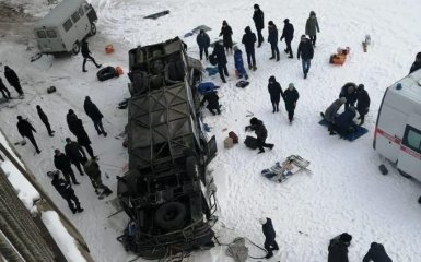 У Росії автобус з пасажирами впав з моста, багато загиблих: з'явилися моторошні фото і відео
