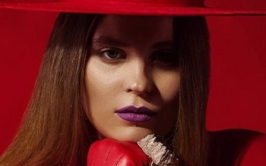 Любіть себе просто так: солістка KAZKA надихнула пікантними фото