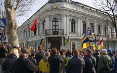 В Одессе активисты с самого утра заблокировали прокуратуру: опубликованы фото и видео