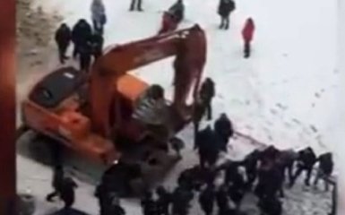 Протестующих в Москве разгоняли экскаватором