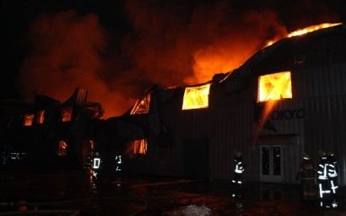 Масштабный пожар в Киеве: появились новые фото, видео и подробности