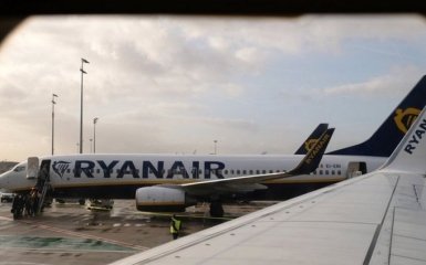 В Испании мужчина пытался выйти из самолета через крыло: опубликовано видео