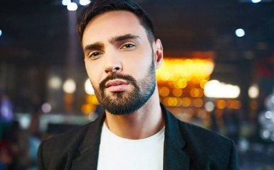 Популярному украинскому певцу разбили машину: опубликованы фото