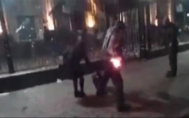 В интернете появилось видео забрасывания посольства России коктейлями Молотова