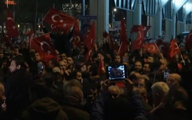 "Турецькі" протести в Нідерландах переросли в сутички з поліцією: опубліковано відео