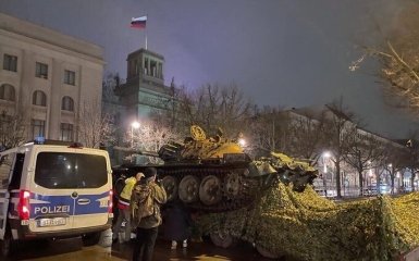 Його підбили біля Бучі. Російський танк встановили біля посольства РФ в Берліні — фото