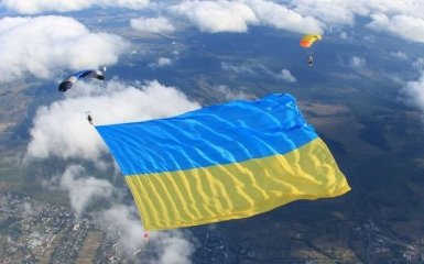Украинский военный развернул в воздухе самый большой флаг Украины — впечатляющее фото