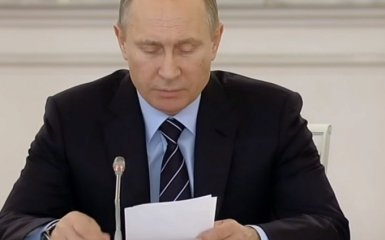 Путін, затинаючись, з папірця прочитав текст про перемогу над нацизмом: з'явилося відео