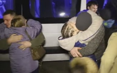 Освобожденные из плена военные прибыли в Киев: опубликовано видео
