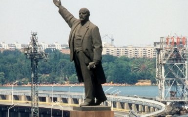 Ленина снимут, когда дадут безвизовый режим: соцсети смеются над затянувшимся сносом памятника