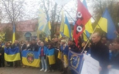На Донбасі мітингують проти відведення українських військ: з'явилися фото