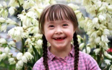 Світ відзначає Всесвітній день людей з синдромом Дауна: чому потрібно одягати різнокольорові шкарпетки