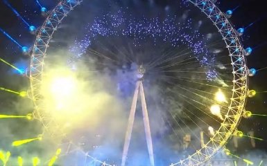 В Лондоне запустили новогодний салют в сине-желтых цветах под песню Stefania — яркое видео