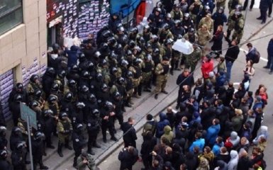 В Харькове полиция с боем оттеснила пикетчиков от Сбербанка России: появились фото и видео
