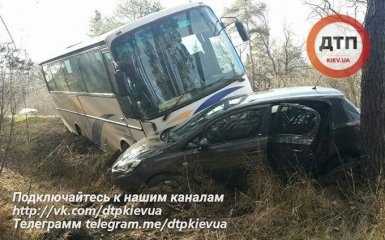 В Киеве автобус с детьми вылетел в кювет: появились фото