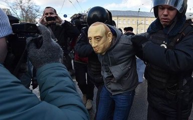 Маска Путіна в Україні: соцмережі сміються з російського "письменника", який втік в Україну