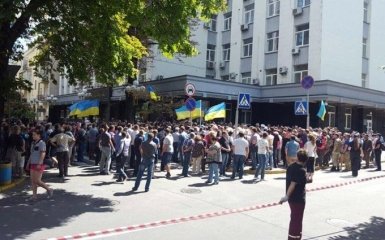 Под ГПУ пришли противники и защитники скандальных мэров Киевщины: появились фото и видео