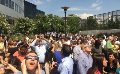 Під час затемнення у США автомобіль в'їхав у натовп глядачів: є загибла