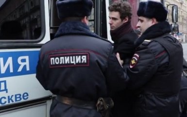 У Москві затримали людей з українськими прапорами: опубліковано відео