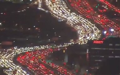 Потрясающее видео гигантской пробки в США взбудоражило сеть