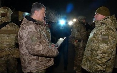 Появилось видео с Порошенко, передающим боевую технику военным