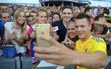 Футболисты сборной Украины устроили праздник болельщикам: опубликованы фото и видео