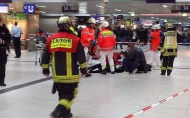 У Німеччині невідомий з сокирою влаштував бійню на вокзалі: з'явилися фото і відео