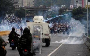 Ситуація в Венесуелі загострюється: силовики Мадуро відкрили вогонь по протестуючих, є загиблі