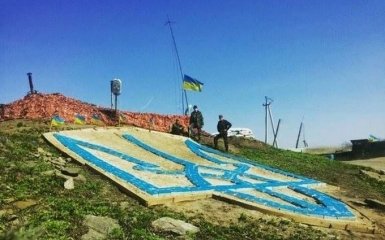 В бывшей столице "русской весны" появился огромный герб Украины: опубликованы фото
