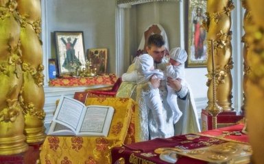 В РФ священника відсторонили за жорстоке "хрещення" дитини: шокуючі кадри