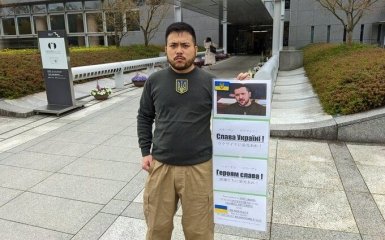 Студент Киотского университета пришел на выпускной в образе Зеленского — видео
