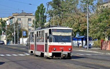 В Киеве трамвай переехал человека, движение блокировано