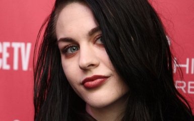 Дочь Кобейна поглумилась над рекламой со своим изображением: опубликованы фото