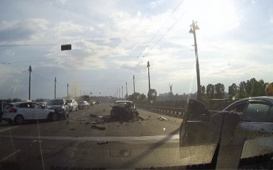 Опубликовано жуткое видео масштабного ДТП в Киеве