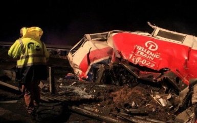 Десятки людей погибли в результате столкновения поездов в Греции