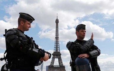 В Париже грабитель взял в заложники клиентов турагентства