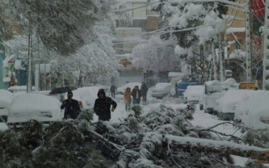 Столицу Ирана парализовало из-за снегопада: появились яркие видео