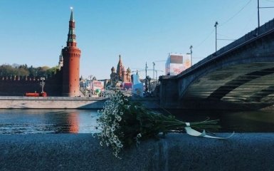 У Росії на місці гучного вбивства встановили святковий стенд: з'явилися фото