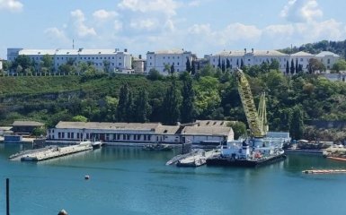 В оккупированном Севастополе на подлодки загружают российские ракеты Калибр