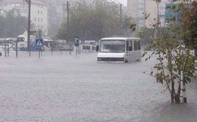 Потужна злива затопила Одесу: з'явилися фото і відео